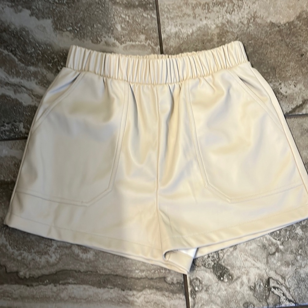 Never been worn cream BB dakota cream faux leather shorts size medium!!